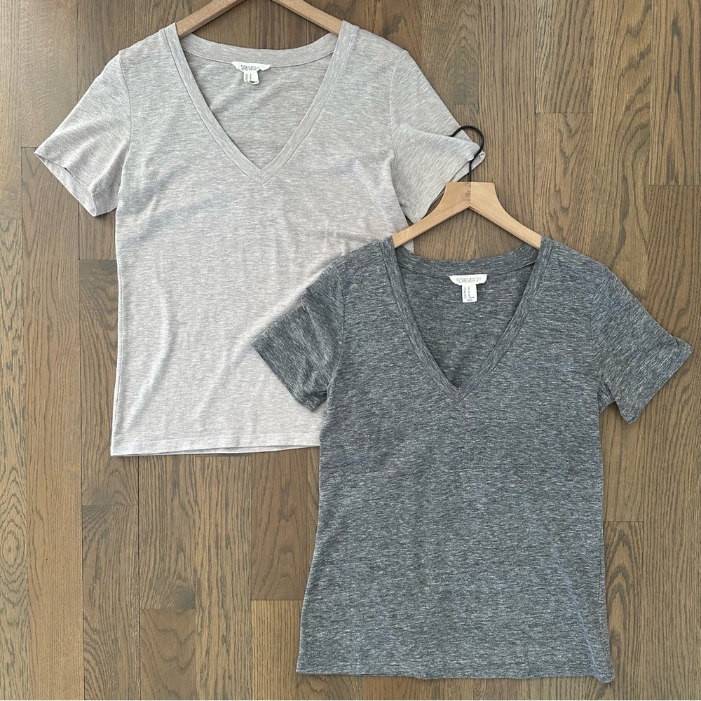 Forever 21 Bundle of Two Tri-Blend V-Neck Tees in Heather Grey & Oatmeal Medium